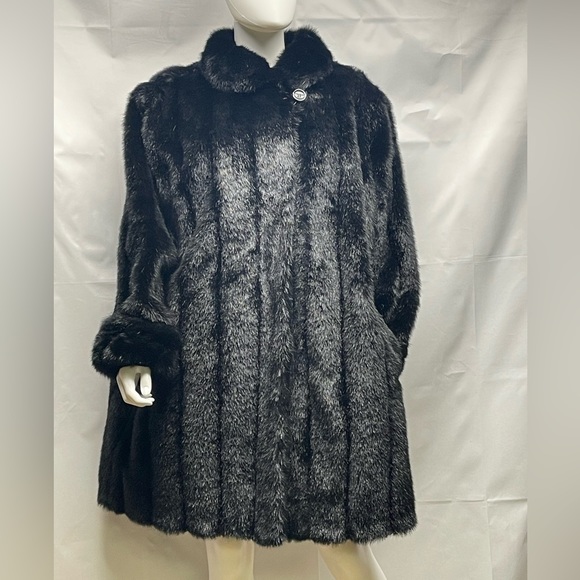 DENNIS BASSO BOUTIQUE FAUX FUR NWOT COAT HIDDEN SNAP CLAPS SIDE POCKETS & MORE - Picture 4 of 17